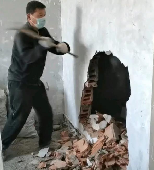 旧房翻新专业砸墙工人 旧房翻新专业砸墙工人